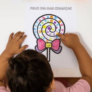 Pirulito pintura com os dedos dia das crianças